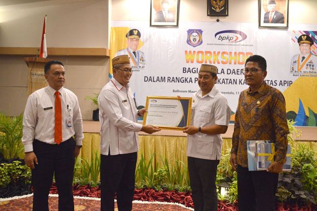 Bupati Bone Bolango Hamim Pou Boyong 2 Penghargaan di Awal 2020