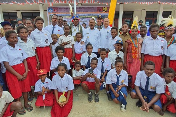 Wamen PUPR Beri Motivasi Pelajar di Pedalaman Papua Barat