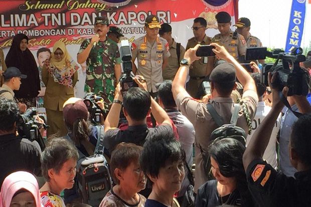 Panglima TNI dan Kapolri Beri Bansos untuk Masyarakat di Natuna