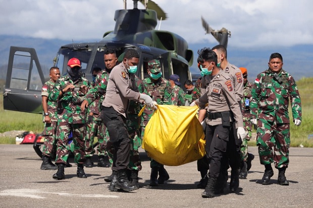 Polres Pegunungan Bintang Bantu Evakuasi 12 Jenazah Korban Heli MI17 di Bandara Oksibil