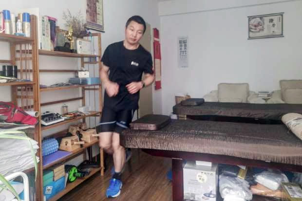 Bunuh Rasa Jenuh Saat Karantina, Pria China Ini Maraton Dalam Apartemen