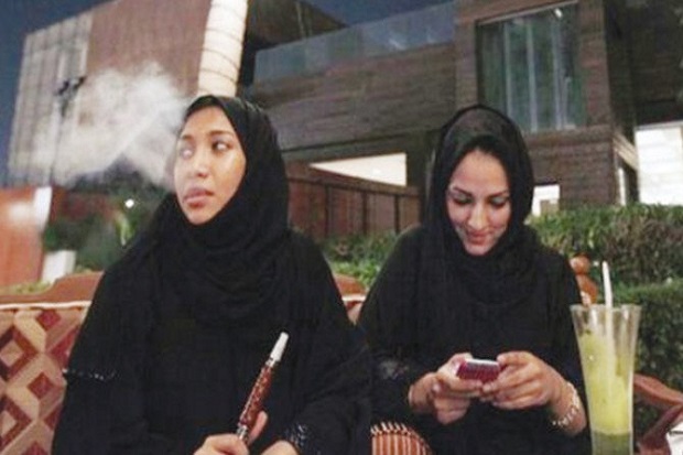 Atas Nama Kebebasan, Para Wanita Saudi Mulai Merokok di Tempat Umum