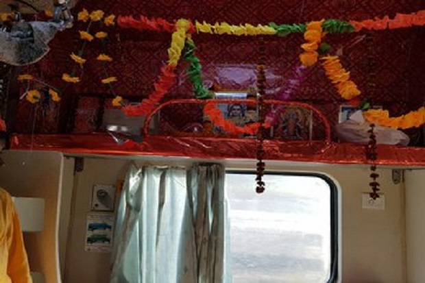 Dewa Siwa Jadi Penumpang Pertama Kereta Api di India
