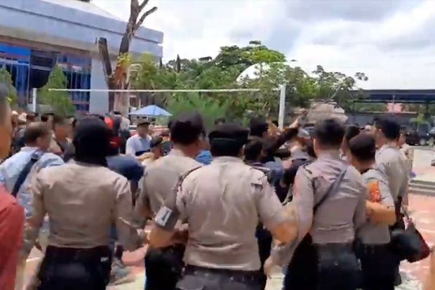 Mahasiswa dan Pegawai DPRD Sultra Terlibat Bentrok