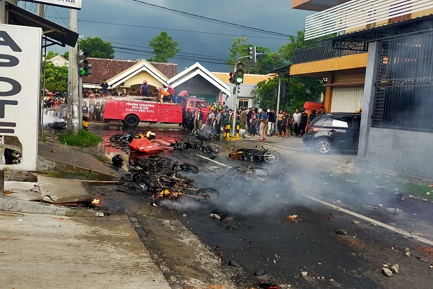 Rusuh, Pembakaran Motor Warnai Laga Persebaya Vs Arema FC di Kota Blitar