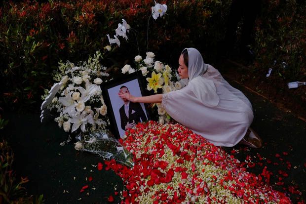 Bunga Citra Lestari dan Noah Menangis di Samping Makam Ashraf Sinclair