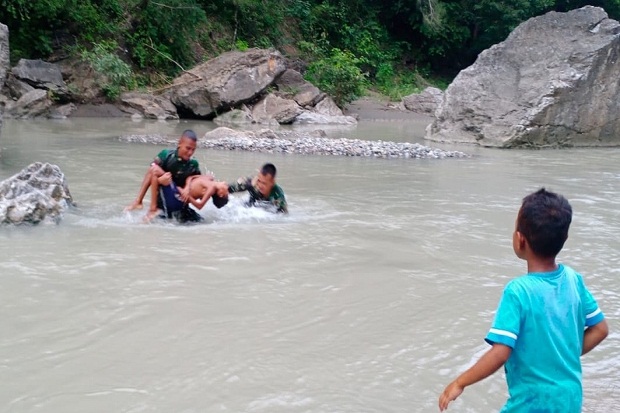 Luar Biasa....Melawan Derasnya Arus Sungai, Anggota TNI Perbatasan NTT Timor Leste Selamatkan Bocah