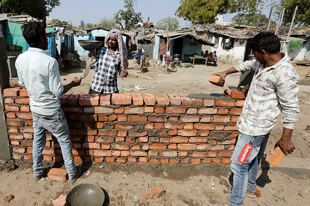 Trump Datang Berkunjung, India Bangun Tembok Sembunyikan Daerah Kumuh