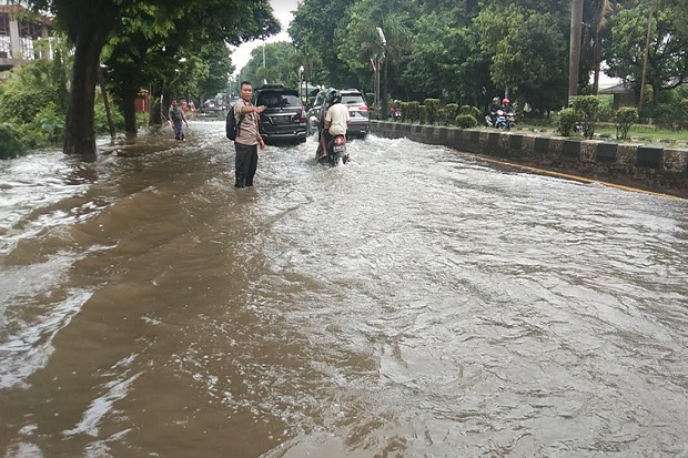 Jalur Pantura Pekalongan Terendam Banjir, Antrean Kendaraan 3 Km