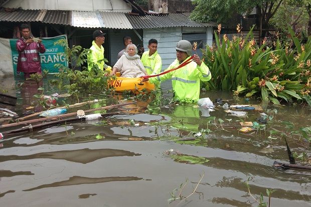 Dramatis, Evakuasi Nenek dari Banjir yang Hampir Menenggelamkan Rumah