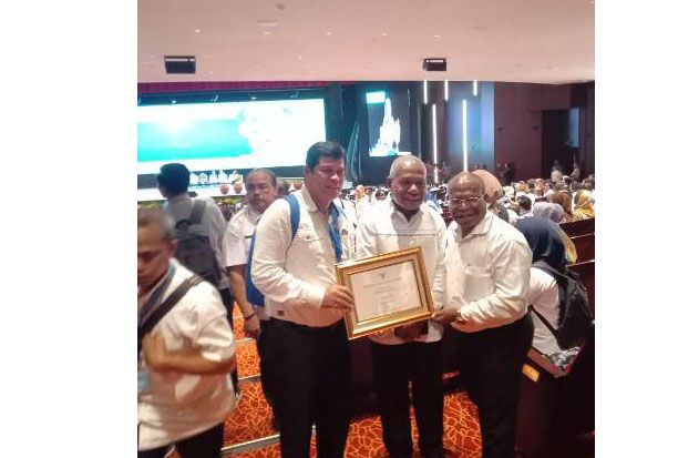 Bupati Jayapura Mathius Awoitauw Terima Penghargaan dari Menkes