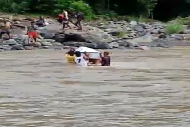 Miris, Warga Nagekeo NTT Gotong Peti Jenazah Priska Menembus Sungai Deras