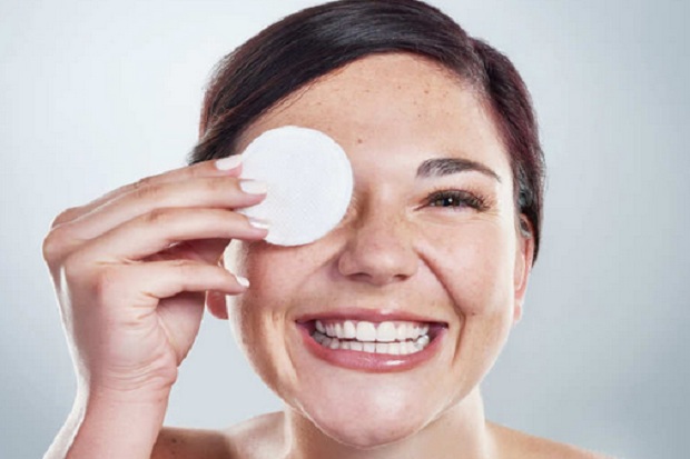 4 Cara Menghapus Makeup di Bagian Tersulit, seperti Area Mata