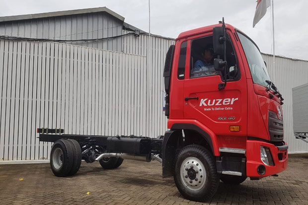 UD Trucks Serahkan Truk Kuzer RKE 150 WB 3350 HD ke JBL
