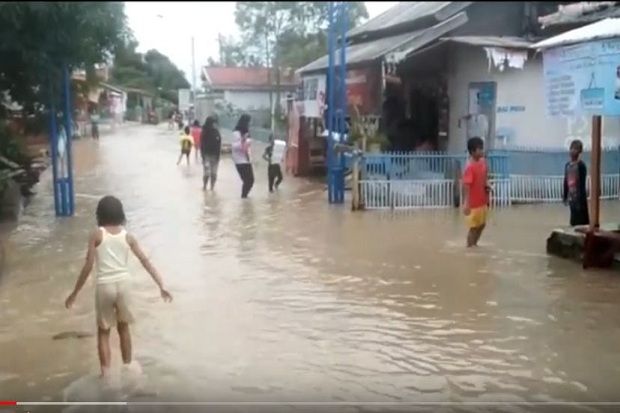 Sungai Bugel Meluap Ratusan Rumah di Indramayu Terendam Banjir