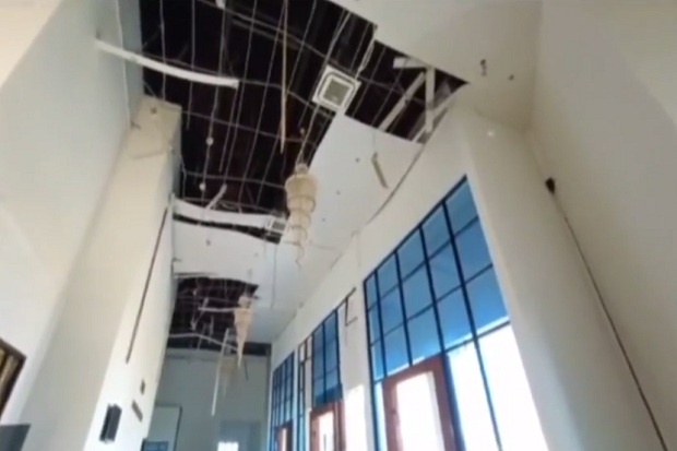 Gedung DPRD Pringsewu Diterjang Angin Kencang Plafon dan 2 Jendela Kaca Besar Ambrol