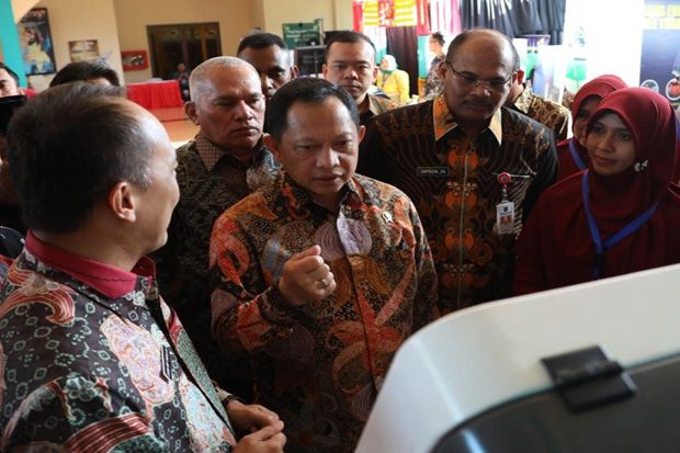 Di Aceh, Mendagri Kunjungi Stand Pameran ADM Dukcapil