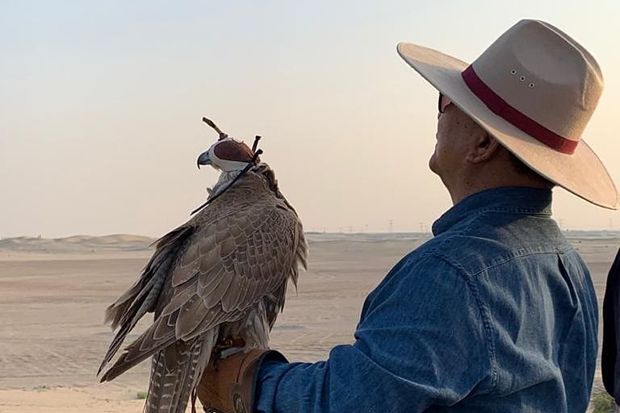 Bertemu Menhan UEA, Prabowo Lepas Burung Elang di Gurun Pasir