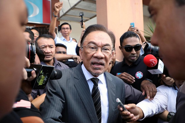 Anwar: Mahathir Tak Akan Beraliansi dengan Barisan Nasional