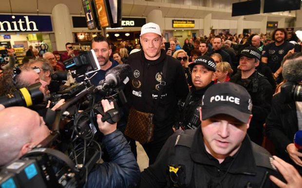 Mendarat di Manchester, Tyson Fury Digiring Polisi Bersenjata Lengkap