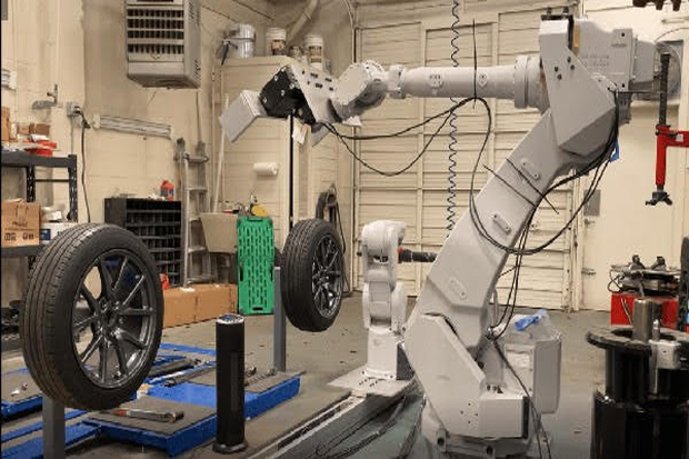Pakai Tenaga Robot,  Proses Ganti Ban Cukup 10 Menit
