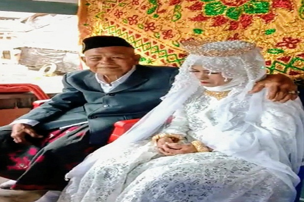 Luar Biasa, Viral di Medsos Kakek Usia 103 Tahun Nikahi Gadis 30 Tahun