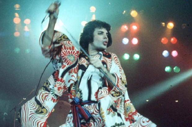 Museum victoria & Albert Pamerkan Kimono Freddie Mercury, Vokalis Queen