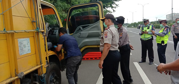 Sopir Truk Asal Lampung Ditemukan Tewas di Tol Tangerang-Merak