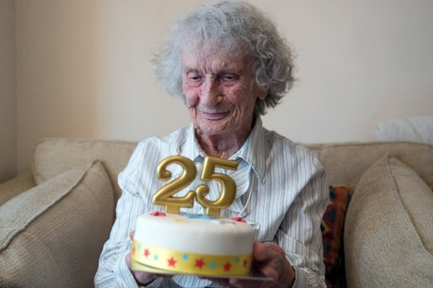 Lahir Hari Kabisat, Nenek Berusia 100 Tahun Rayakan HUT ke-25