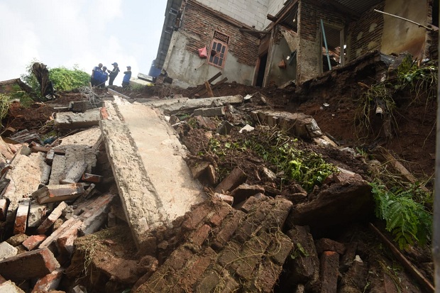 Diguyur Hujan, Satu Rumah di Kota Serang Terkena Longsor