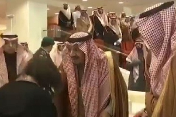 Waspada Corona, Raja Saudi Menolak Tangannya Dicium Wanita