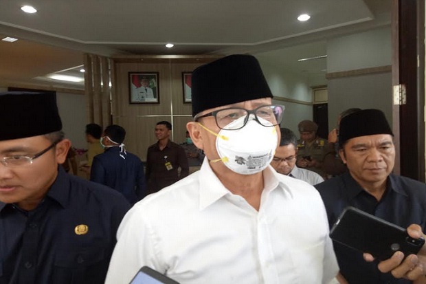 Cegah Tertular Corona, Gubernur Banten Ngantor Pakai Masker