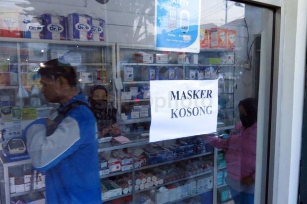 Siaga Corona, Bank Mandiri Bagikan 10.000 Masker Ke Warga Depok