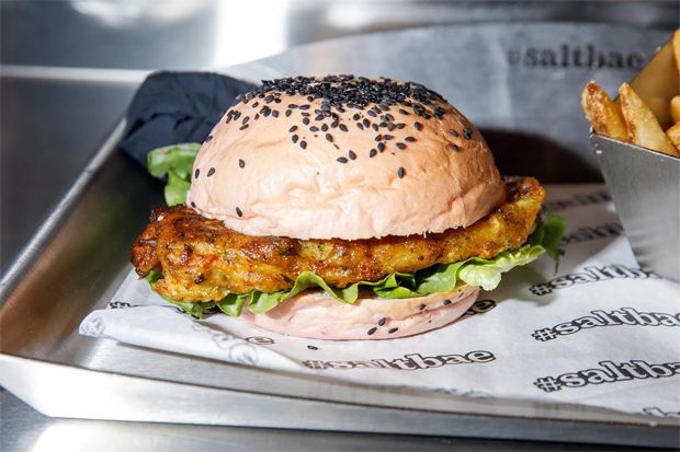 Viral, Burger Vegetarian Salt Bae yang Gratis untuk Wanita
