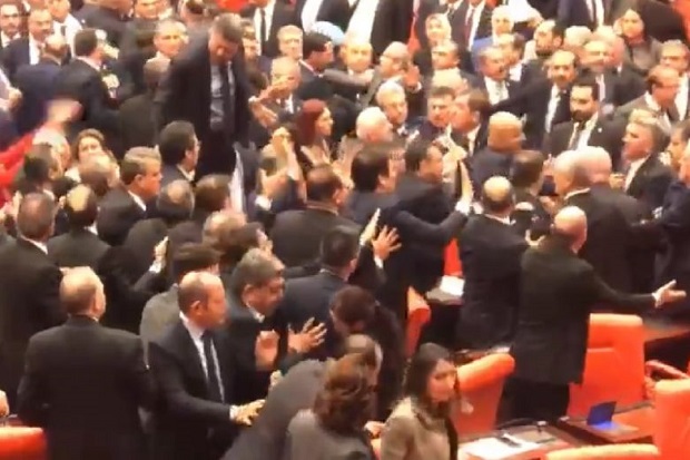 Baku Tinju Terjadi di Parlemen Turki setelah Oposisi Kritik Erdogan