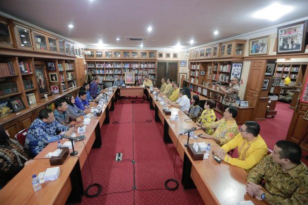 Diplomasi Batik Biru Kuning ala SBY dan Airlangga