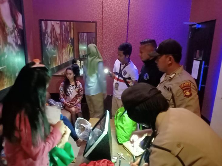 Karaoke Blitz Kayuagung Salahi Izin, Polisi Dapati Miras dan Wanita PL