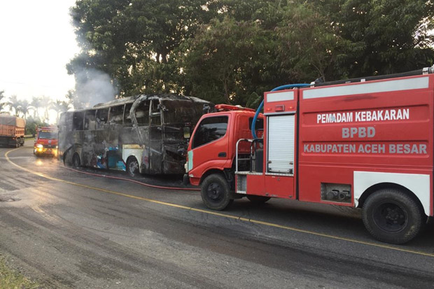 Bus Antar Provinsi Mengangkut 15 Orang Ludes Terbakar di Aceh