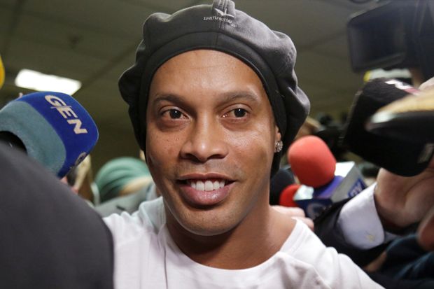 Meringkuk di Sel Tahanan Paraguay, Ronaldinho Selalu Tersenyum