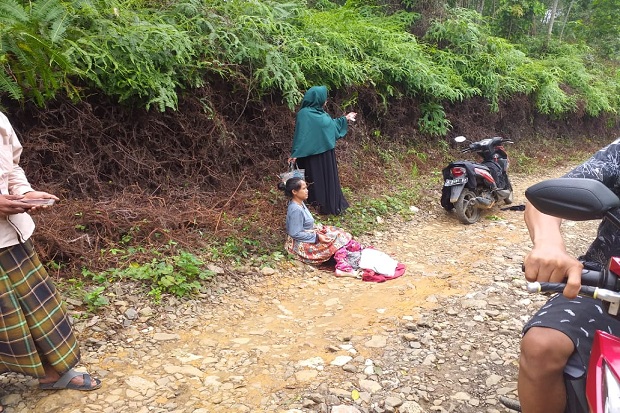 Jarak Puskesmas 20 Kilometer, Perempuan di Lebak Ini Melahirkan di Jalan
