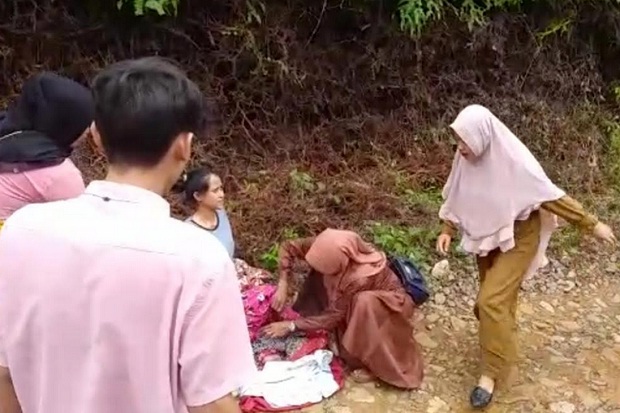 Gara-gara Jalan Rusak, Sudah 3 Ibu Hamil di Cibarani Lebak Melahirkan di Jalan