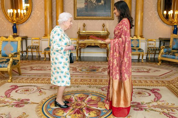 Inggris Dicengkeram Virus Corona, Ratu Elizabeth Tolak Jabat Tangan
