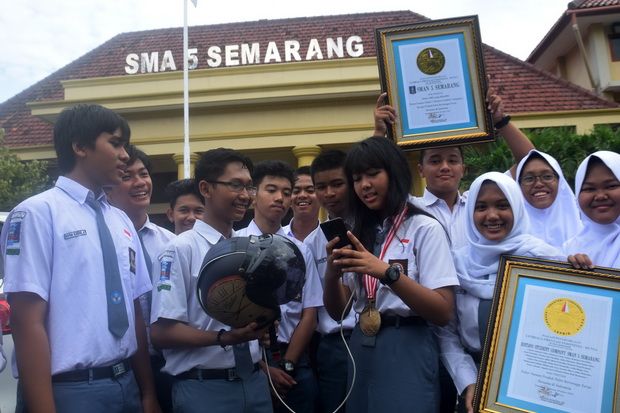 Helm Bertenaga Surya Siswa SMAN 5 Semarang Patut Diapresiasi