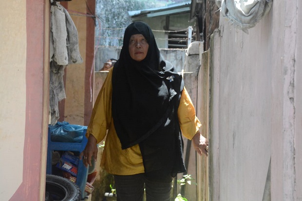 Akses Menuju Rumah Ditutup, Nenek Ini Terpaksa Lewat Rumah Tetangga