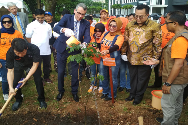 Tak Khawatir Corona, Wamentan Belanda Tanam Pohon di Kampus IPB