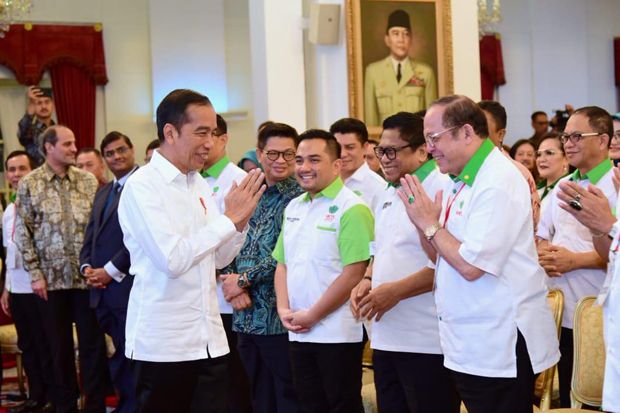Cegah Corona, Begini Cara Jokowi Menyapa Tamu Tanpa Jabat Tangan