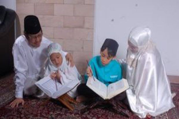 Mana Lebih Utama Bercengkrama dengan Keluarga Atau Duduk-duduk di Masjid?
