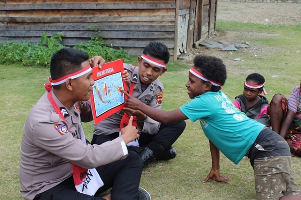 Polisi Pi Ajar Sentuh Anak-anak Kampung Usir Puncak Jaya