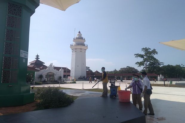 Cegah Virus Corona, Masjid Banten Lama Disemprot Disinfektan