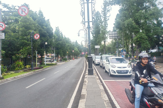 Suasana Asri Jalan Dago...